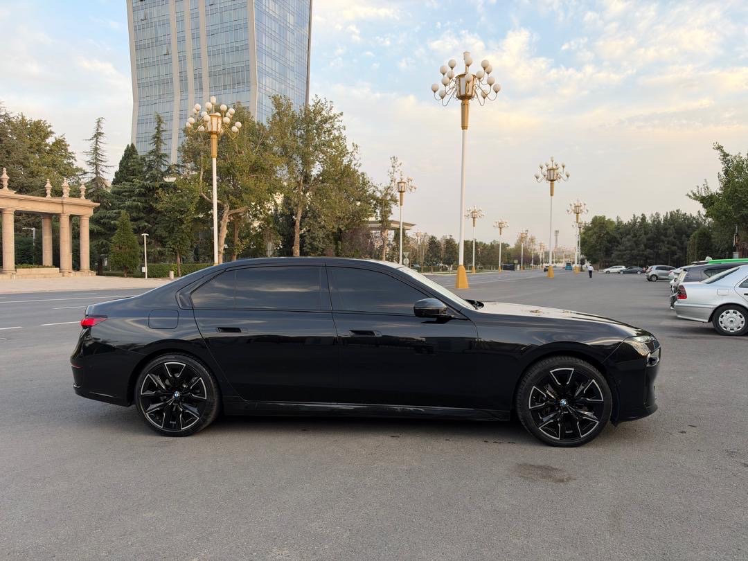 BMW 7 series 2023 — фото 4 из 11