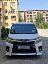 Toyota Voxy 2014 — фото 1 из 10