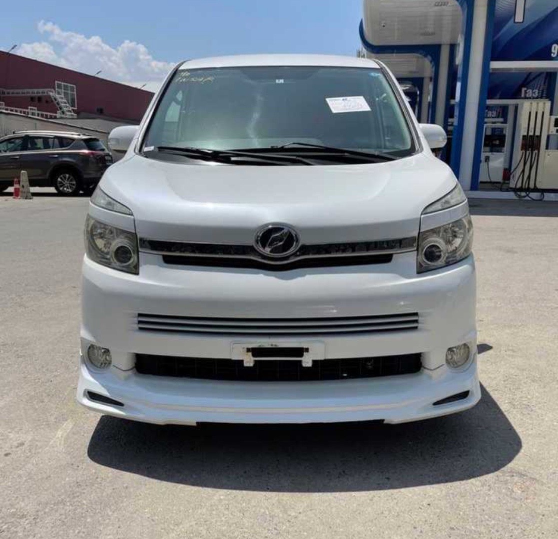 Лобовое стекло на Toyota Voxy, Душанбе