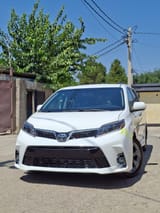 Toyota Sienna 2016 — фото 1 из 14
