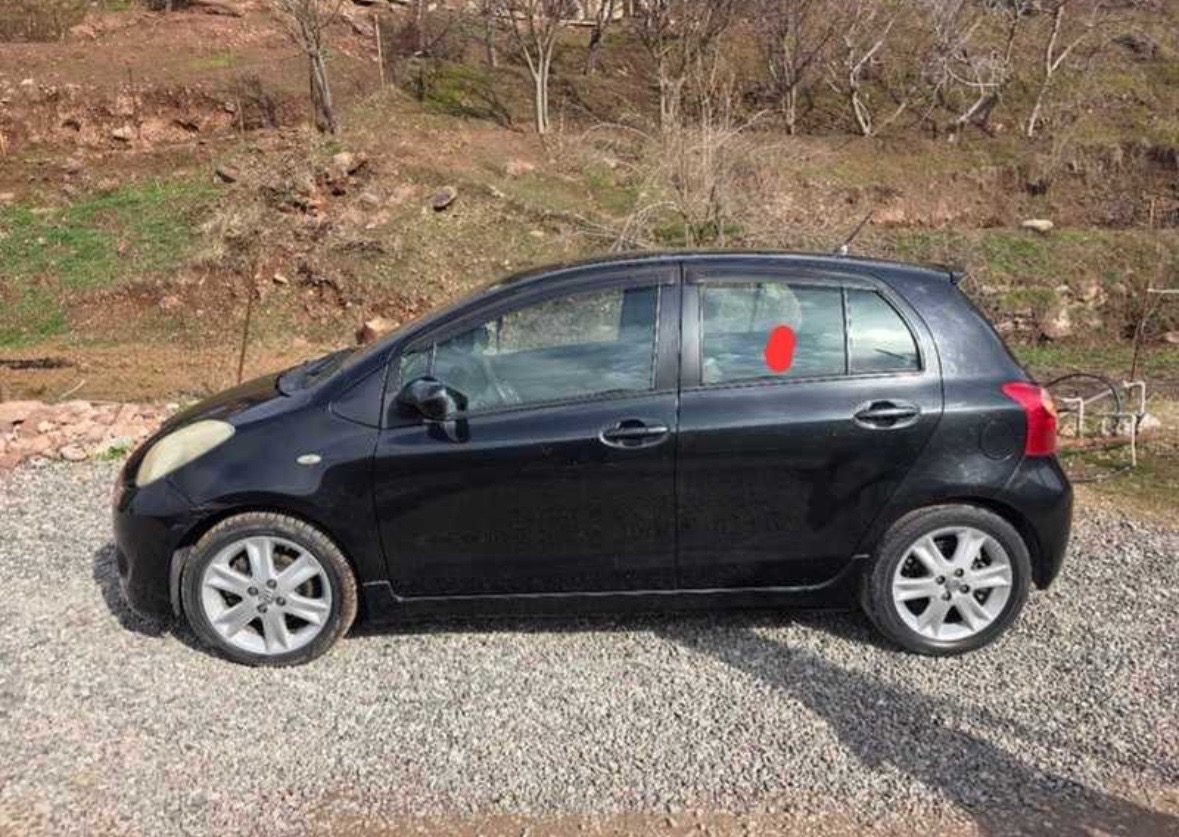 Стекло задних дверей от Toyota Vitz, Душанбе