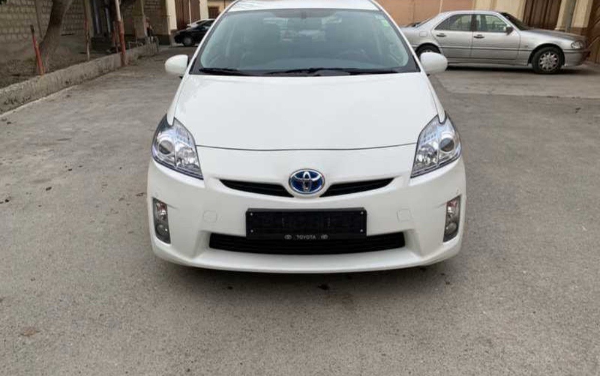 Лобовое стекло на Toyota Prius, Душанбе