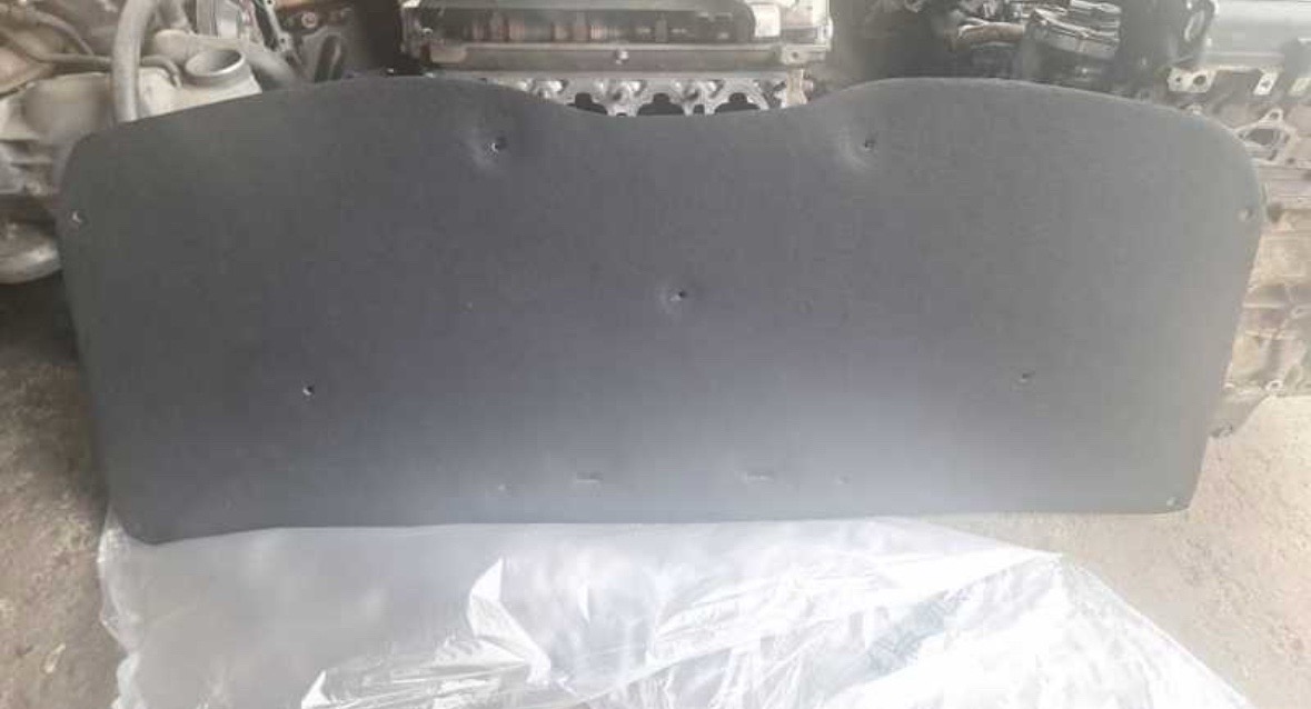На мат капота от Toyota Camry 2, Душанбе